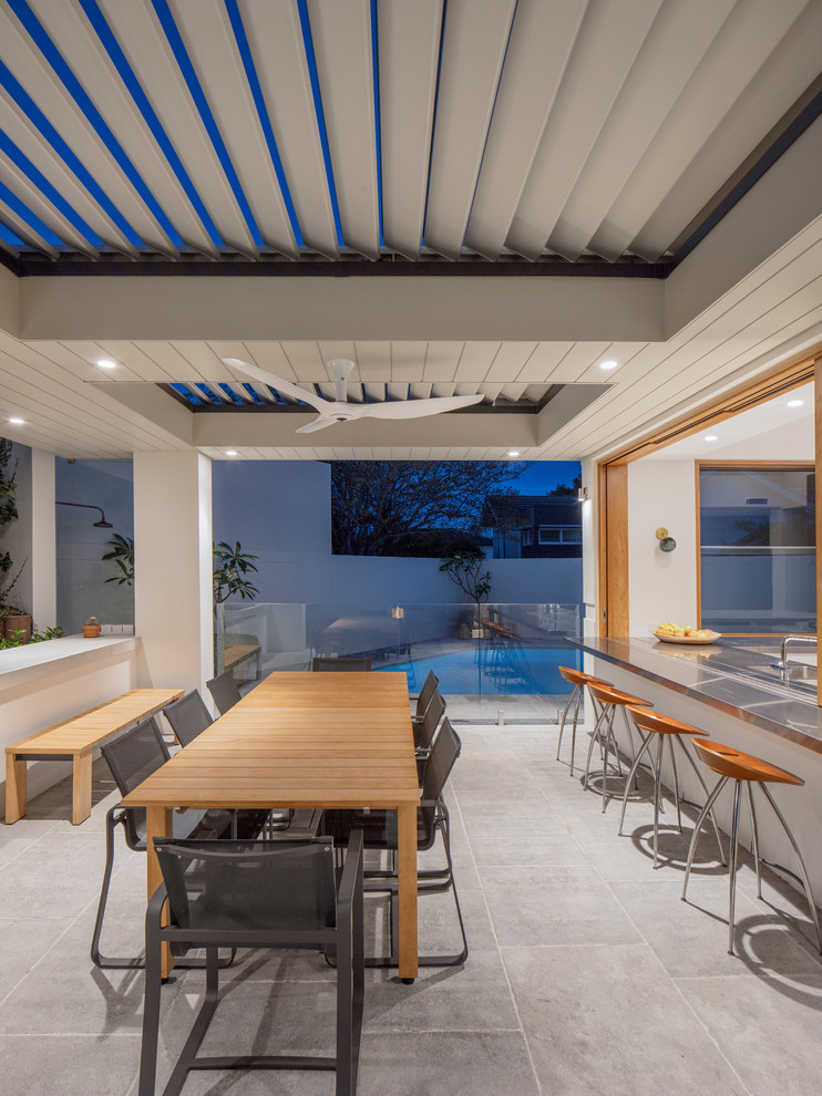 Cette photo montre une terrasse arrière tendance avec une cuisine d'été.