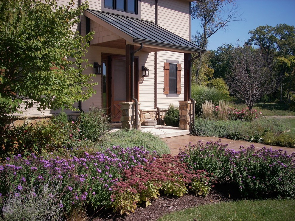Esempio di un patio o portico classico di medie dimensioni e davanti casa con un giardino in vaso, cemento stampato e nessuna copertura