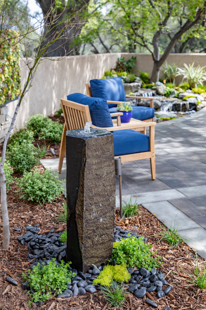 Стильный дизайн: маленький двор на заднем дворе в стиле модернизм с фонтаном и мощением тротуарной плиткой без защиты от солнца для на участке и в саду - последний тренд
