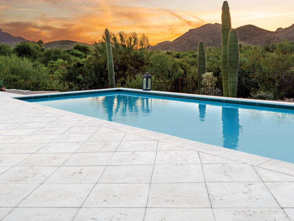 Foto di una piscina american style con pavimentazioni in cemento