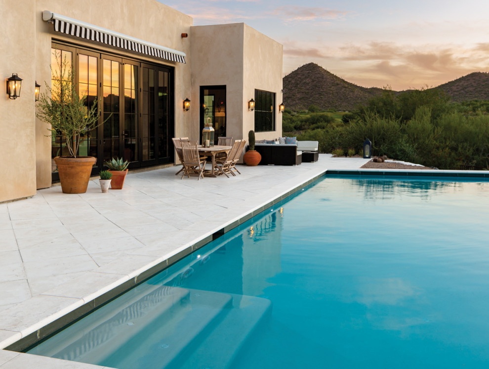 Exemple d'une piscine sud-ouest américain avec des pavés en béton.