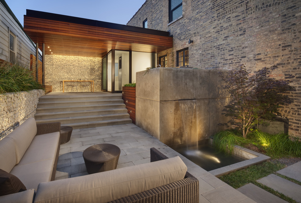 Пример оригинального дизайна: двор на боковом дворе в современном стиле без защиты от солнца