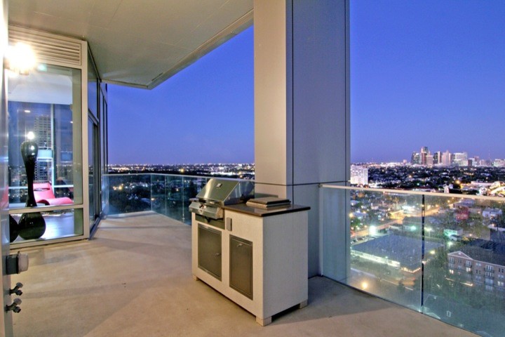 This is an example of a contemporary balcony in Houston.