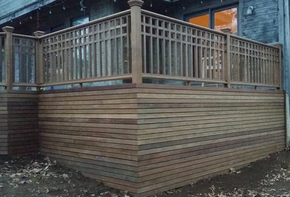 Idée de décoration pour une terrasse en bois arrière chalet de taille moyenne avec aucune couverture.