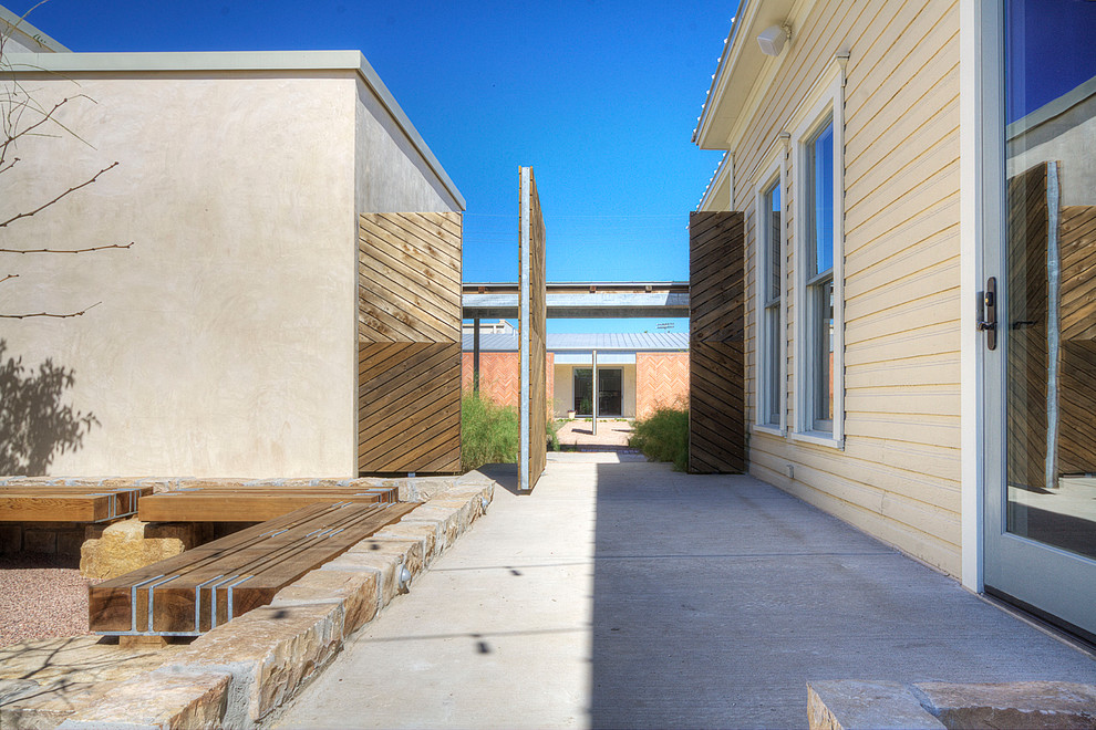 Пример оригинального дизайна: двор в современном стиле с покрытием из бетонных плит без защиты от солнца