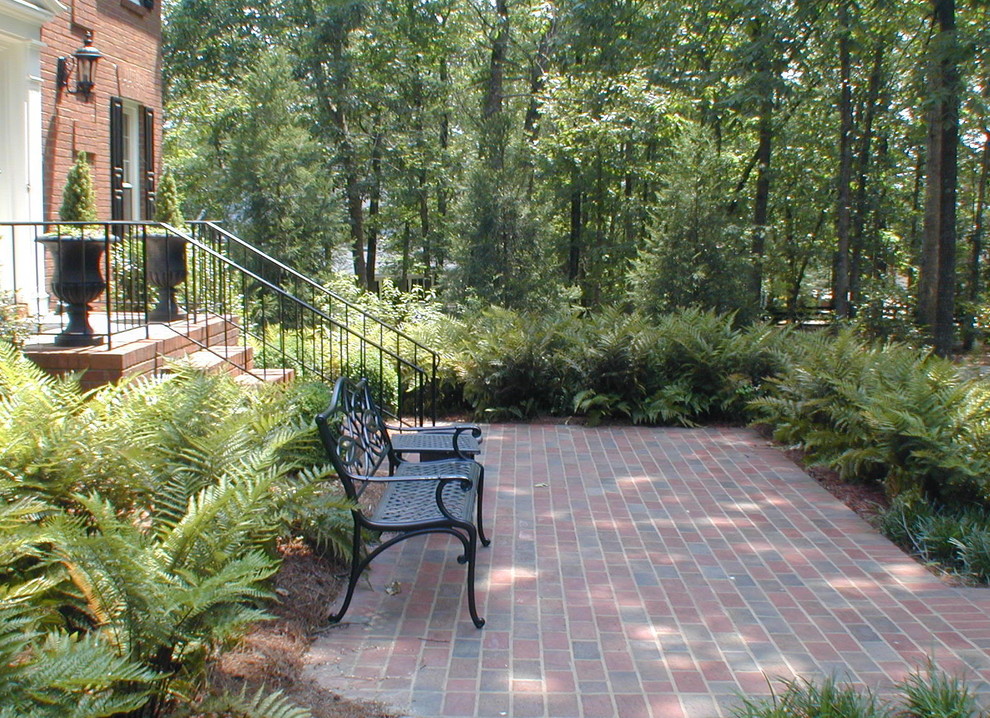 Esempio di un patio o portico tradizionale di medie dimensioni e in cortile con pavimentazioni in mattoni