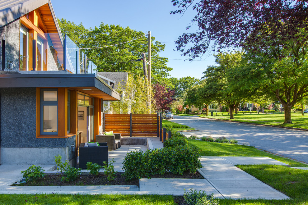Источник вдохновения для домашнего уюта: двор на переднем дворе в современном стиле с мощением тротуарной плиткой и навесом