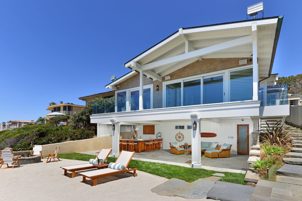 Пример оригинального дизайна: двор на заднем дворе в морском стиле с местом для костра без защиты от солнца