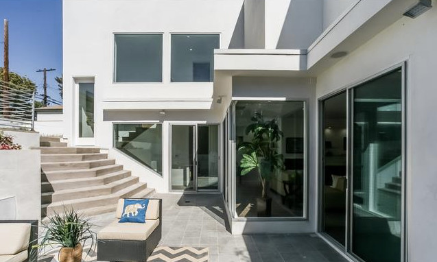Großer, Unbedeckter Moderner Patio hinter dem Haus mit Kübelpflanzen und Betonboden in Los Angeles