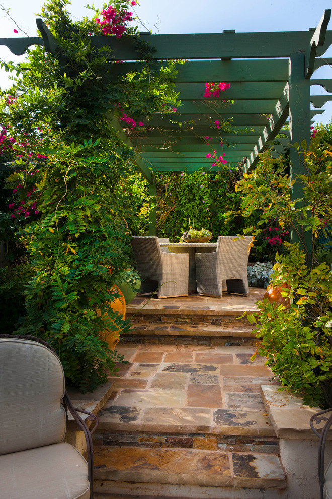 Стильный дизайн: двор среднего размера на внутреннем дворе в средиземноморском стиле с покрытием из каменной брусчатки - последний тренд