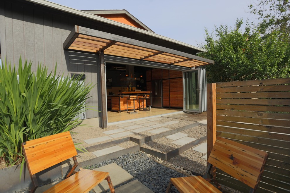 На фото: маленькая пергола во дворе частного дома на внутреннем дворе в современном стиле с мощением тротуарной плиткой для на участке и в саду