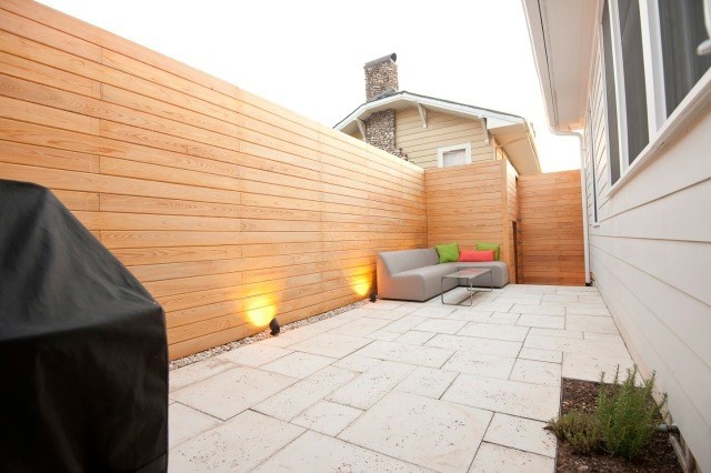 Esempio di un patio o portico classico dietro casa con pavimentazioni in mattoni