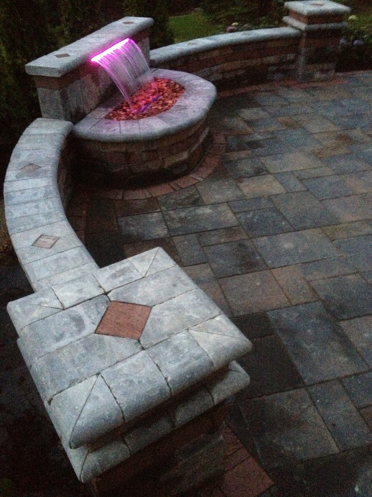 Foto di un patio o portico classico con fontane e pavimentazioni in mattoni