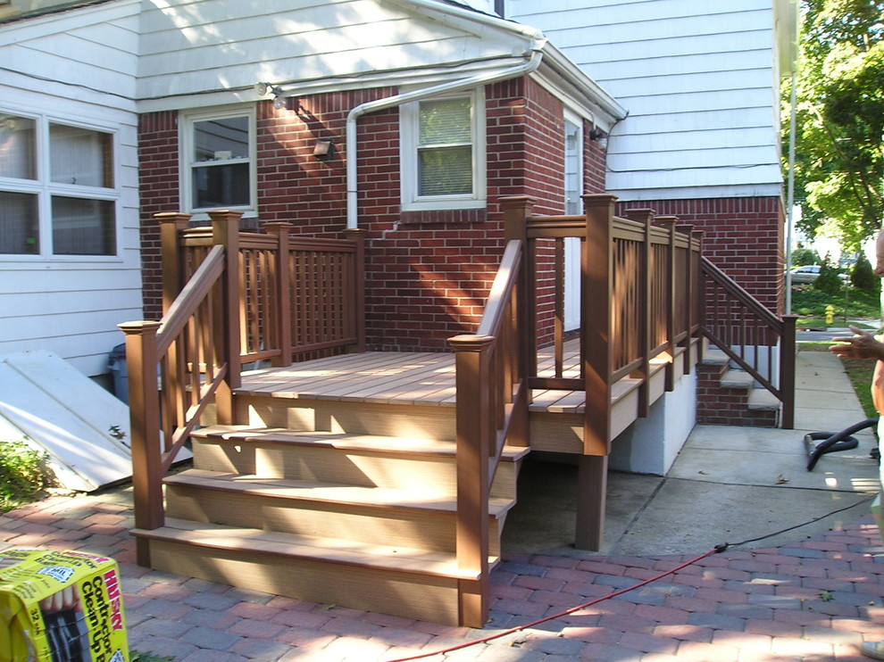 Example of a classic patio design in New York