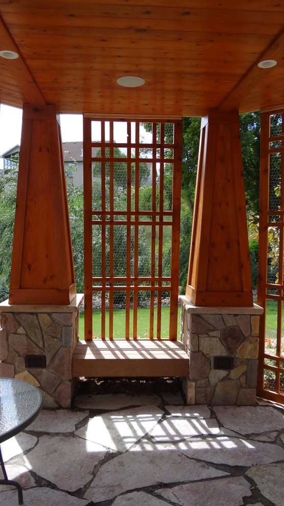 Idées déco pour une terrasse arrière craftsman avec des pavés en pierre naturelle et un gazebo ou pavillon.