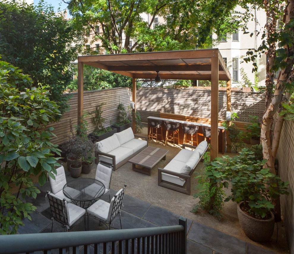 Exemple d'une grande terrasse arrière tendance avec une cuisine d'été, du gravier et un gazebo ou pavillon.
