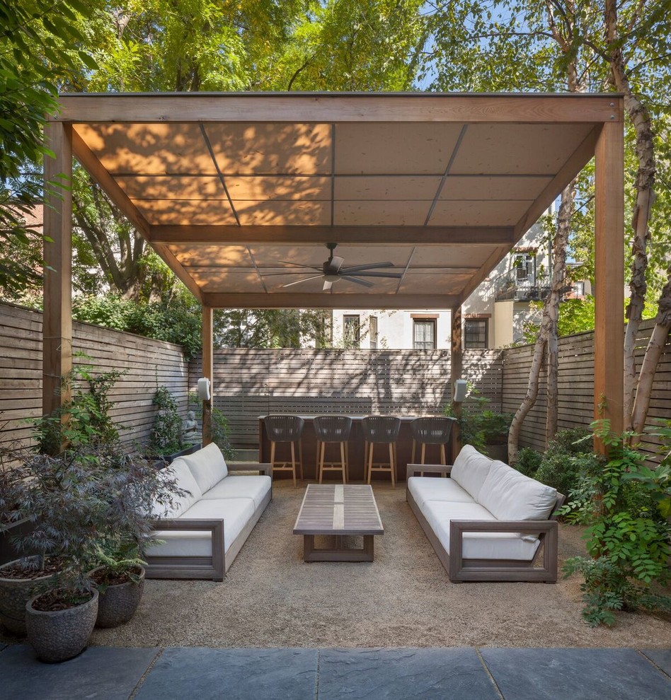 Foto de patio contemporáneo grande en patio trasero con cocina exterior, gravilla y cenador