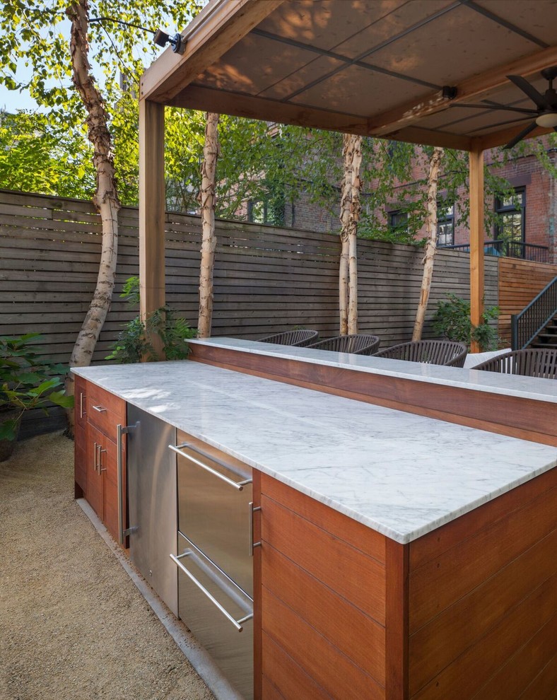 Großer Moderner Patio mit Kies hinter dem Haus mit Outdoor-Küche und Gazebo in New York