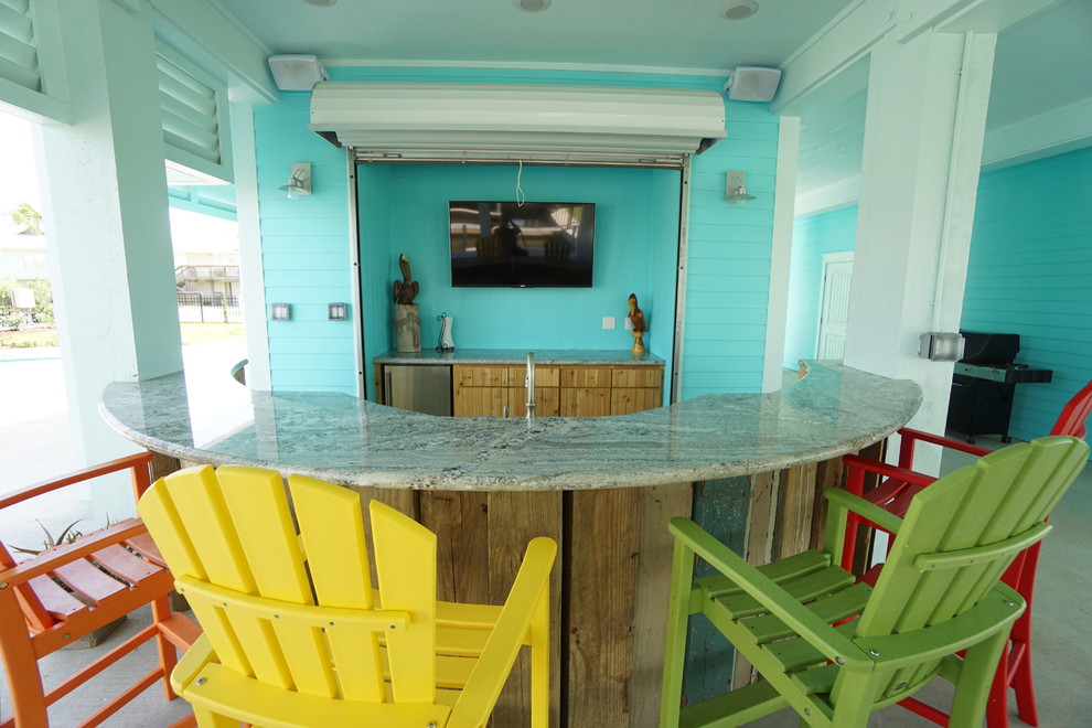 Свежая идея для дизайна: двор среднего размера на заднем дворе в морском стиле с летней кухней, покрытием из бетонных плит и навесом - отличное фото интерьера