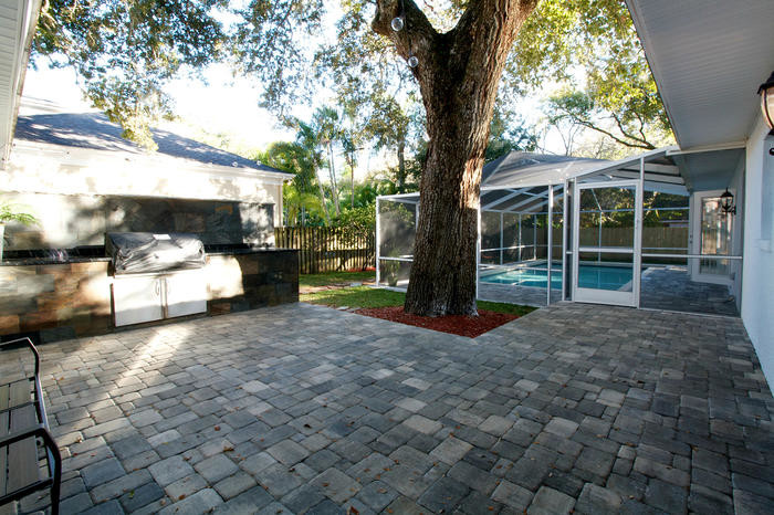 Идея дизайна: двор среднего размера на боковом дворе в классическом стиле с летней кухней и мощением тротуарной плиткой без защиты от солнца