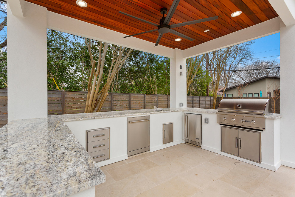 Aménagement d'une grande terrasse arrière contemporaine avec une cuisine d'été, des pavés en pierre naturelle et un gazebo ou pavillon.