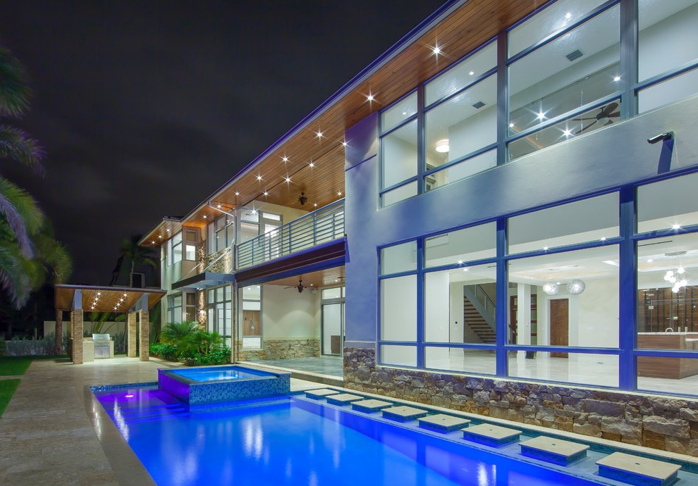 Mittelgroßer, Unbedeckter Moderner Patio hinter dem Haus mit Outdoor-Küche und Natursteinplatten in Miami