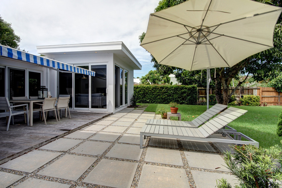 Design ideas for a midcentury patio in Miami.