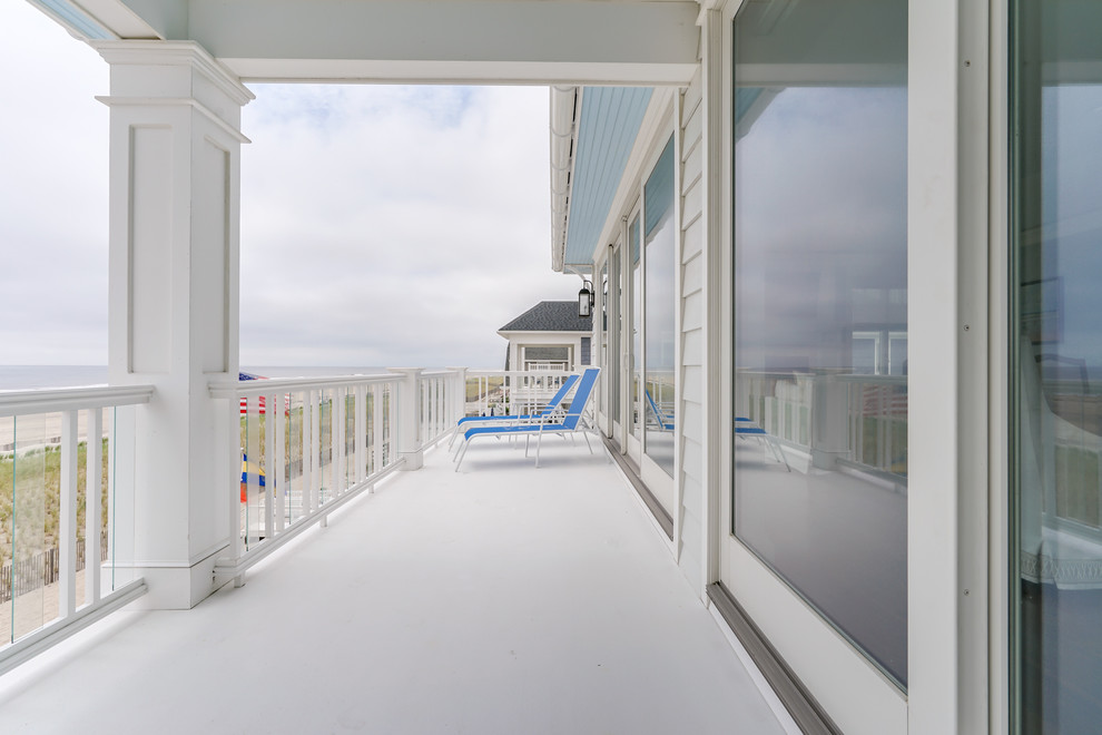 Aménagement d'un balcon bord de mer de taille moyenne avec une extension de toiture.