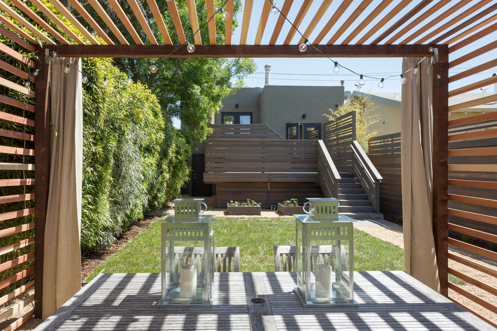 Источник вдохновения для домашнего уюта: пергола во дворе частного дома на заднем дворе в стиле модернизм
