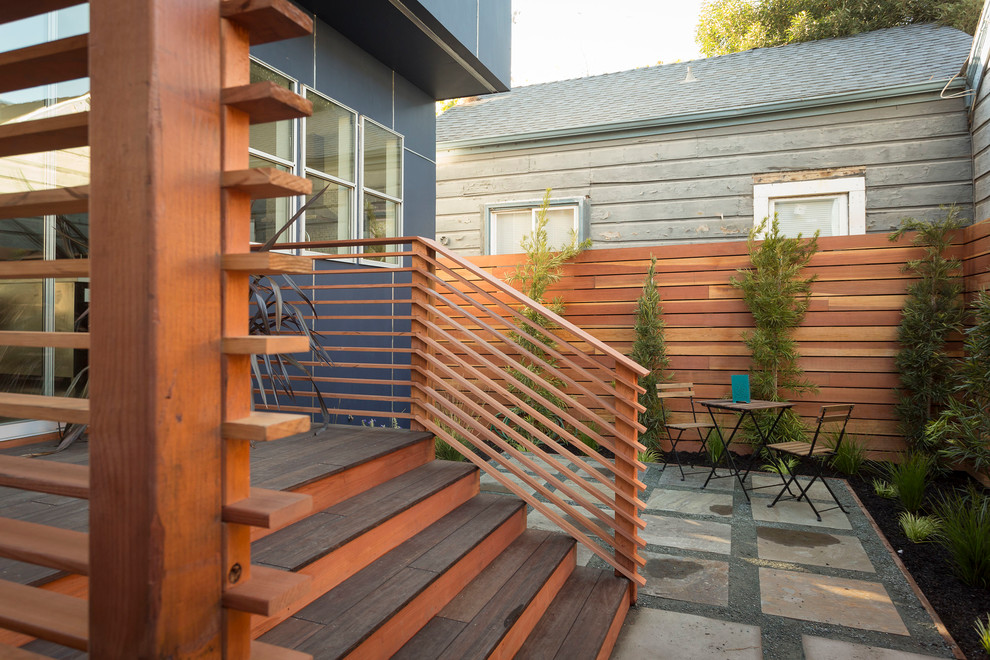Foto di un patio o portico design con nessuna copertura e scale