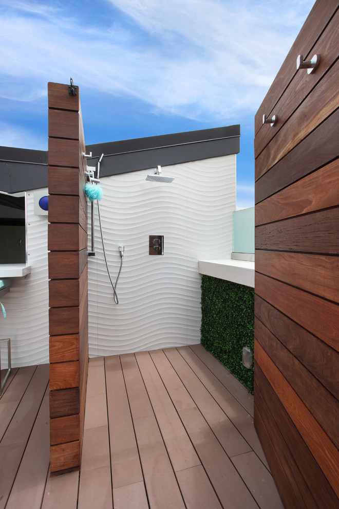 Пример оригинального дизайна: двор в современном стиле с летним душем