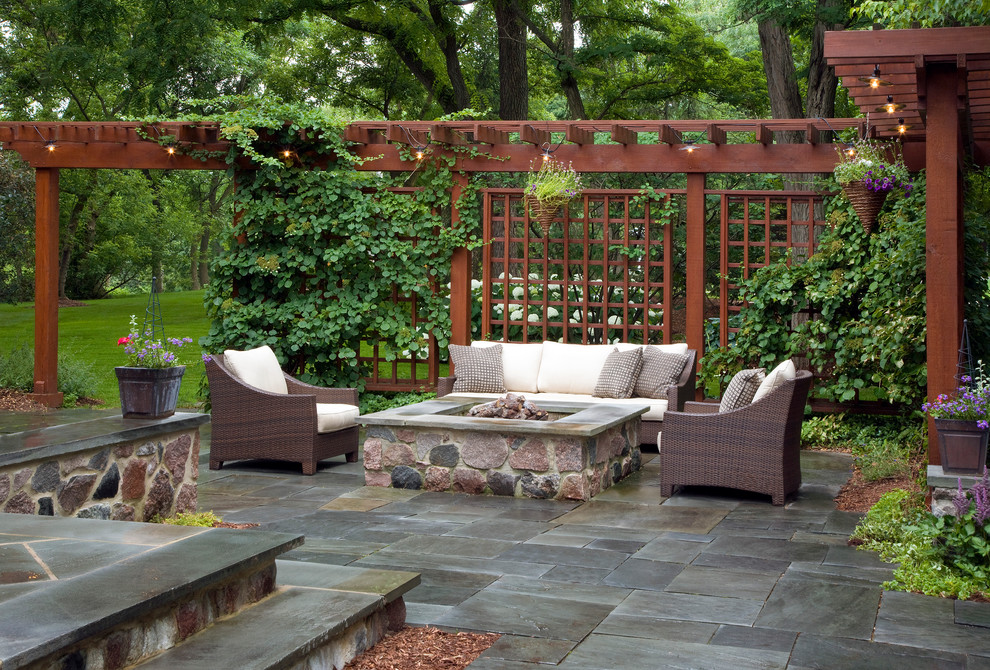 Пример оригинального дизайна: беседка во дворе частного дома в классическом стиле с покрытием из каменной брусчатки и вертикальным садом