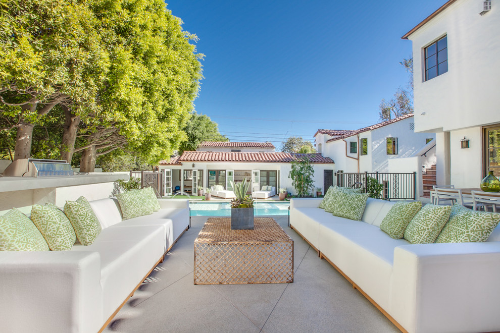 ロサンゼルスにある地中海スタイルのおしゃれな裏庭のテラス (噴水、日よけなし) の写真