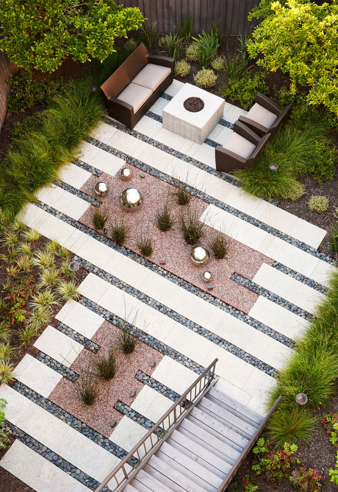 Стильный дизайн: двор на заднем дворе в современном стиле с местом для костра - последний тренд