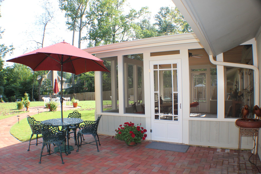 Modelo de patio clásico de tamaño medio sin cubierta en patio trasero con adoquines de ladrillo