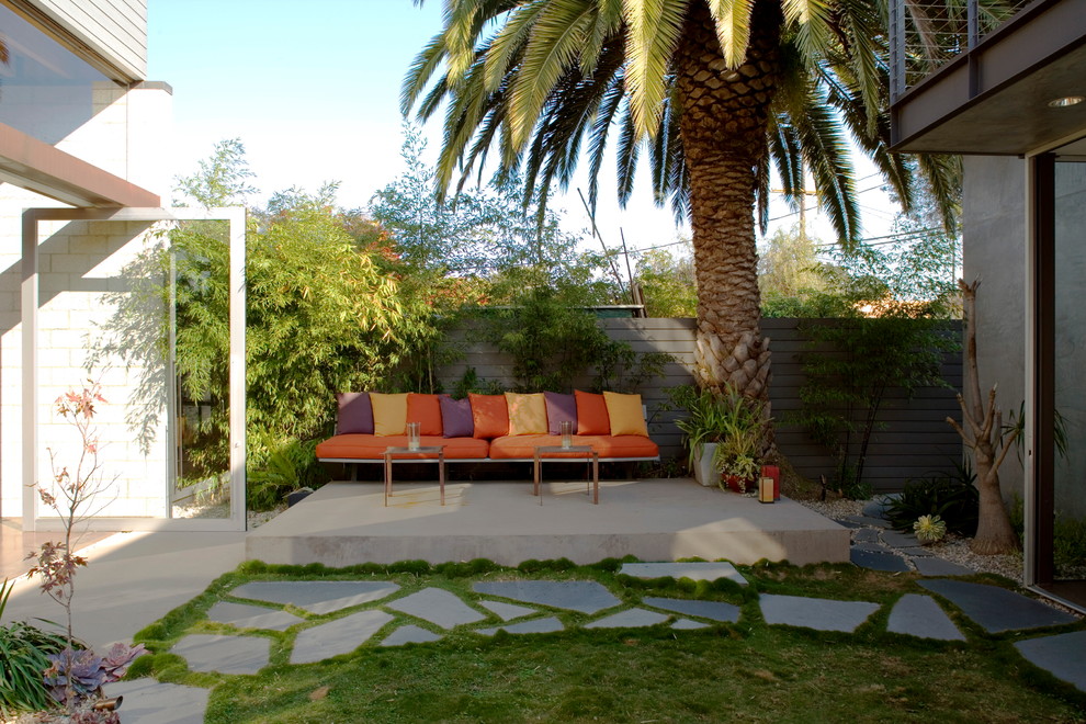 Diseño de patio actual sin cubierta en patio con losas de hormigón