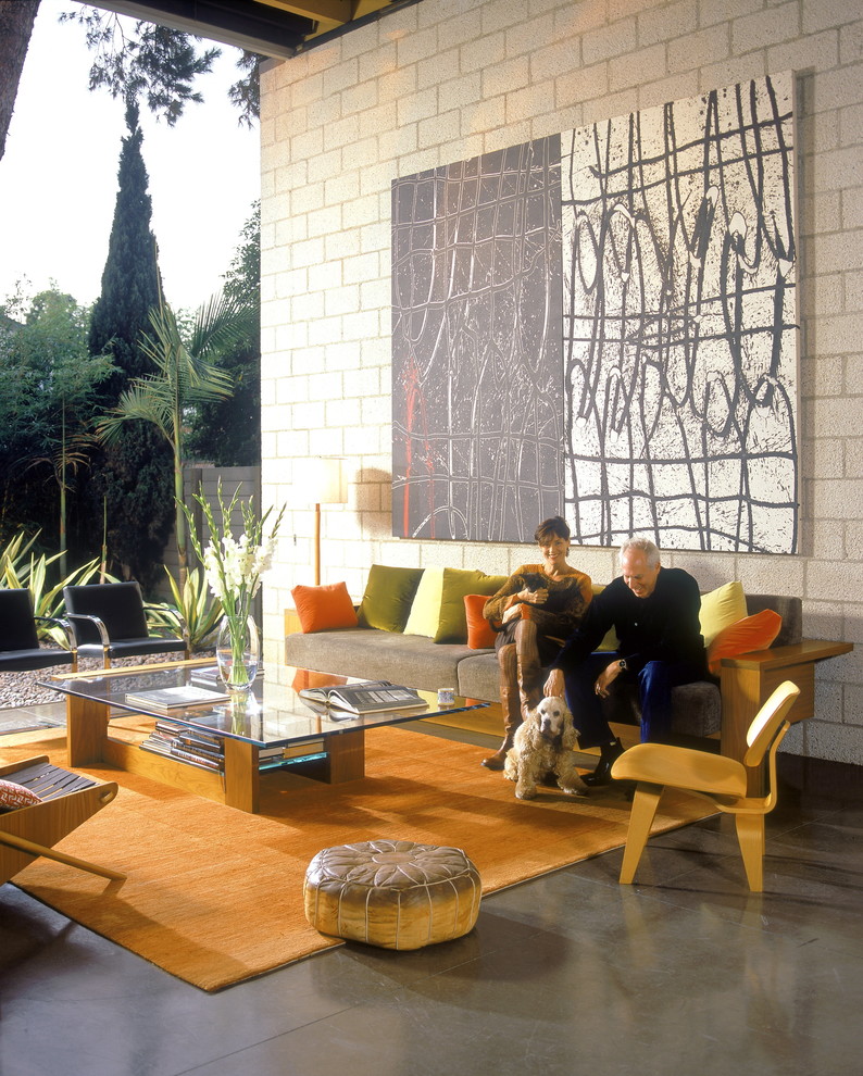 Design ideas for an urban patio in Los Angeles with a roof extension.