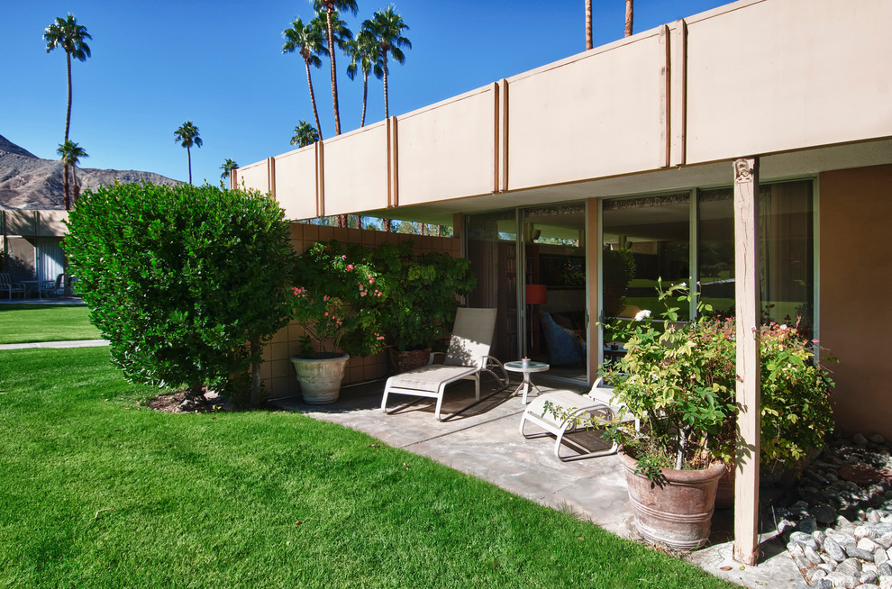 This is an example of a retro patio in Orange County.