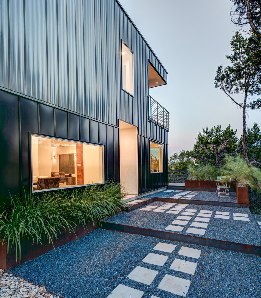 Идея дизайна: двор в современном стиле с покрытием из гравия без защиты от солнца