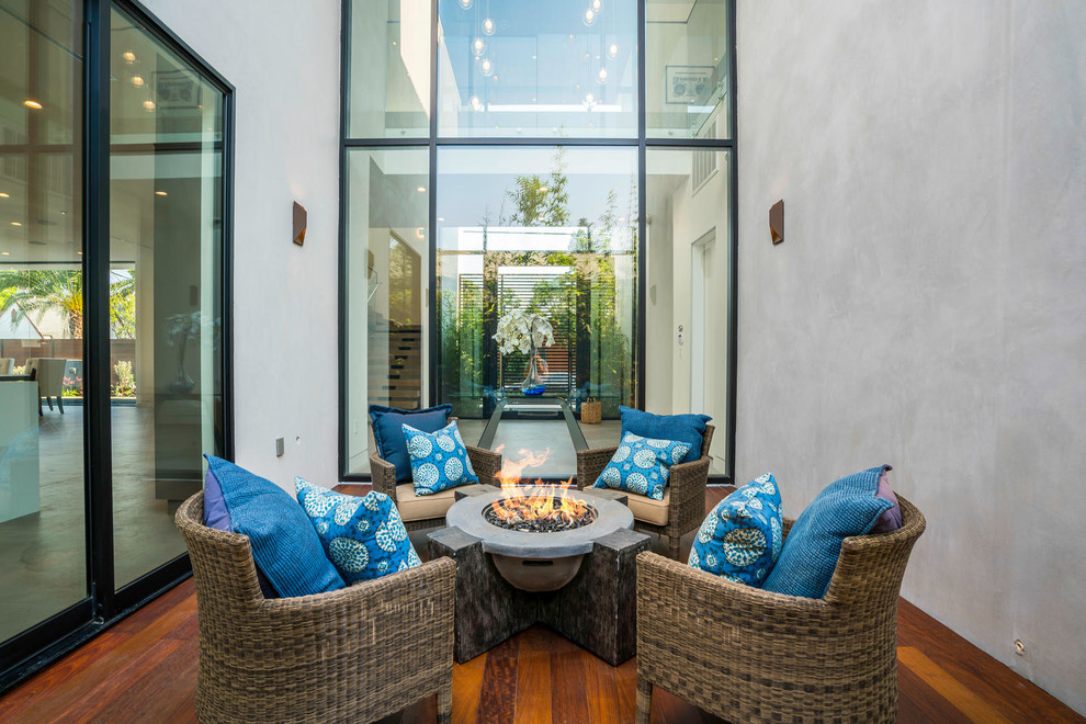 Kleiner, Unbedeckter Moderner Patio im Innenhof mit Feuerstelle und Dielen in Los Angeles