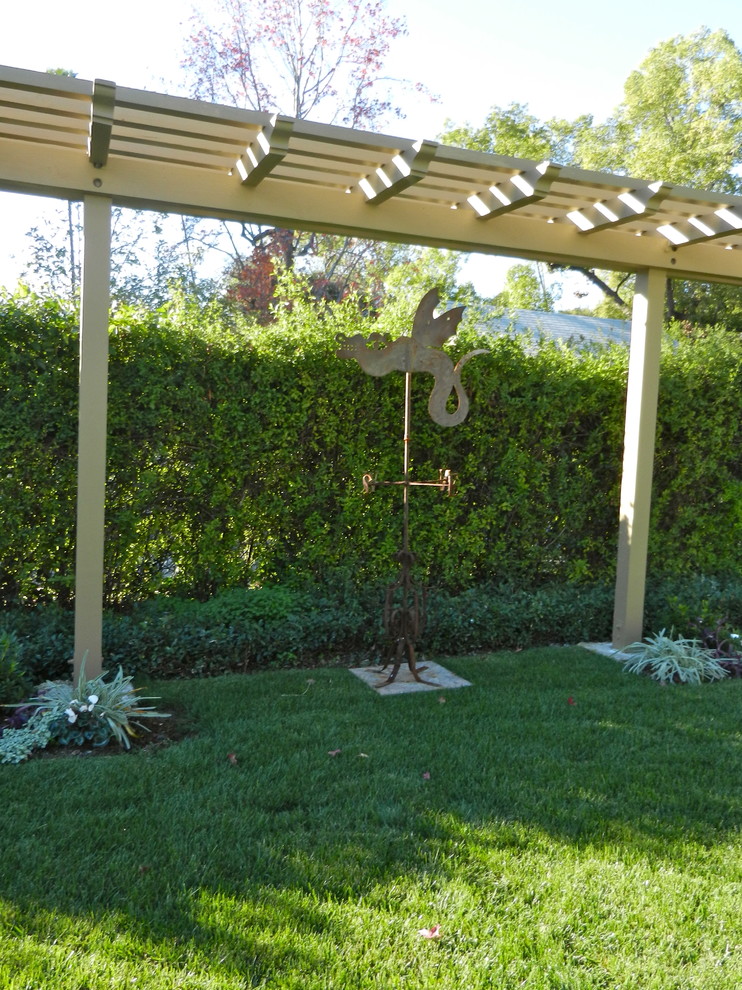 Cette photo montre une terrasse avec des plantes en pots latérale craftsman de taille moyenne avec aucune couverture et des pavés en brique.