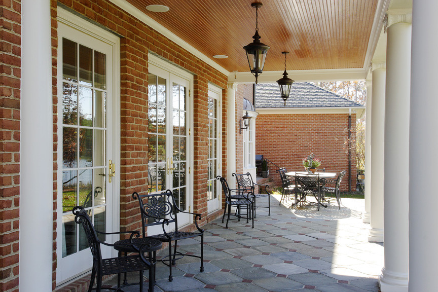 Design ideas for a traditional patio in Richmond.