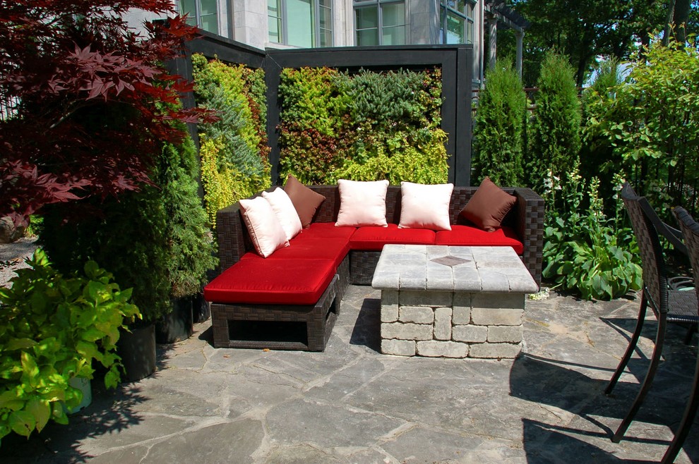 Ispirazione per un patio o portico minimal nel cortile laterale con pavimentazioni in pietra naturale