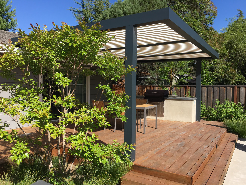 Idées déco pour une terrasse arrière contemporaine de taille moyenne avec une cuisine d'été et une pergola.