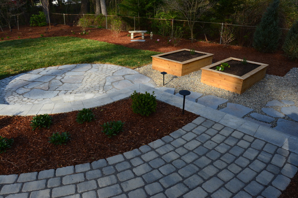 Идея дизайна: большой огород во дворе на заднем дворе в стиле фьюжн с мощением тротуарной плиткой без защиты от солнца