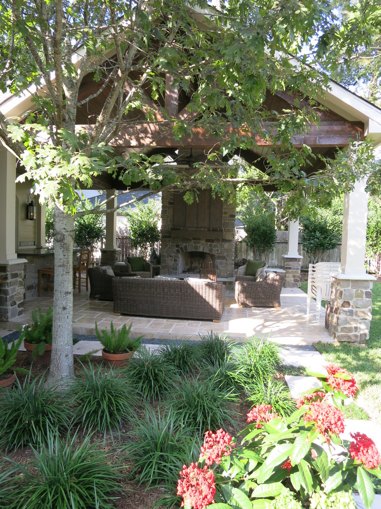 Photo of a traditional patio in Houston.