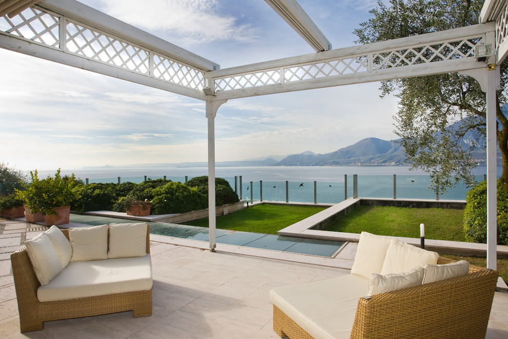Idées déco pour une terrasse méditerranéenne avec une pergola et des pavés en pierre naturelle.