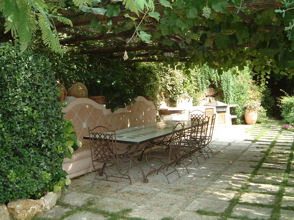 Foto de patio mediterráneo con pérgola