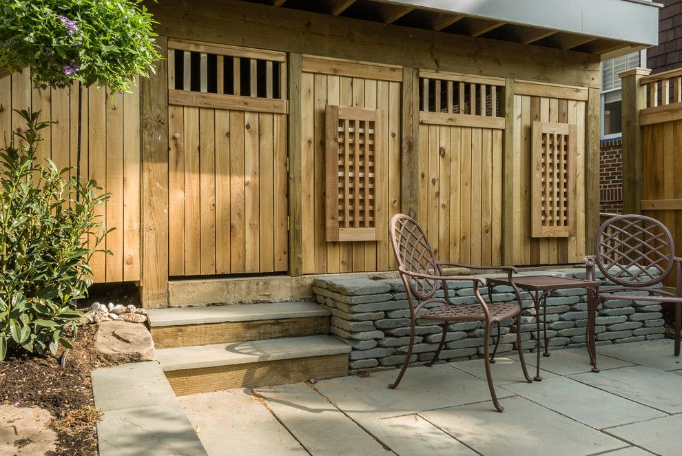 Ispirazione per un piccolo patio o portico eclettico dietro casa con pavimentazioni in pietra naturale