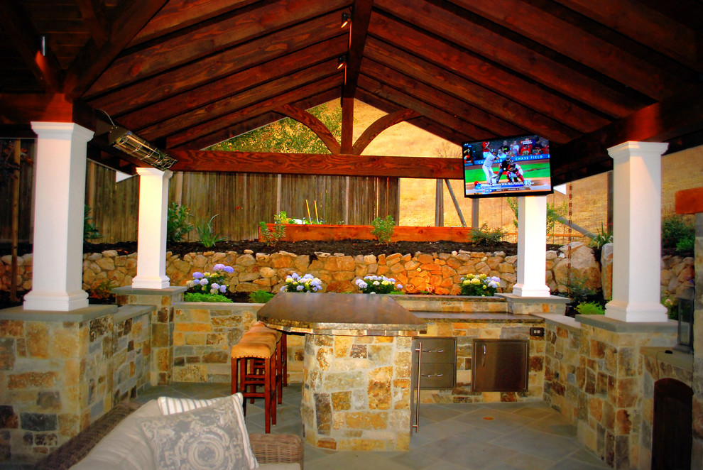 Foto de patio tradicional grande en patio trasero con brasero, adoquines de hormigón y cenador